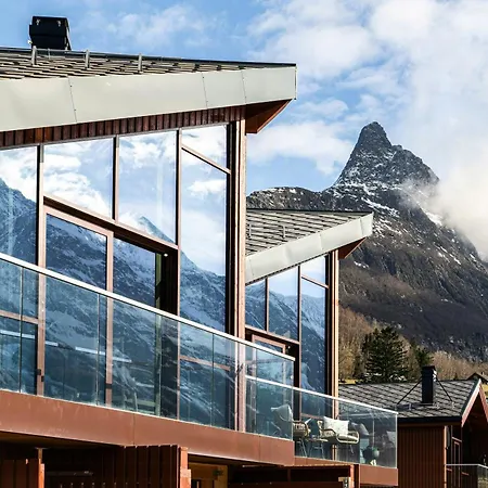 Near-sea Boat House With Panoramic Views Sykkylven