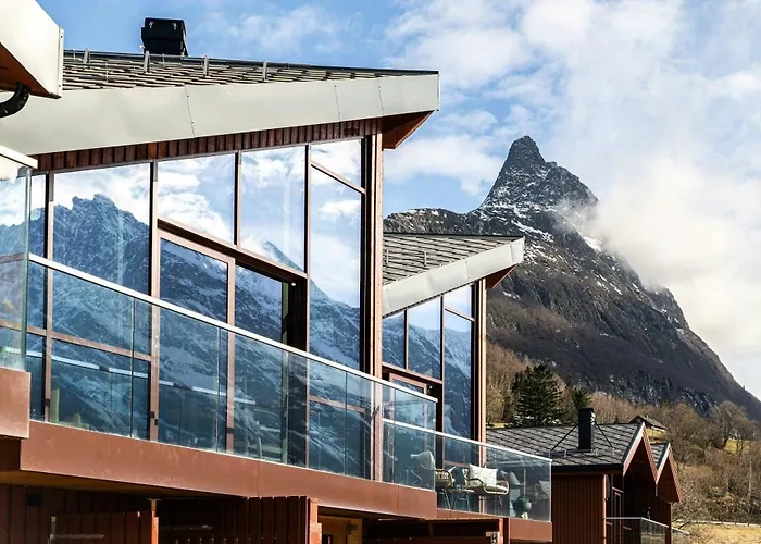 Near-sea Boat House With Panoramic Views Sykkylven