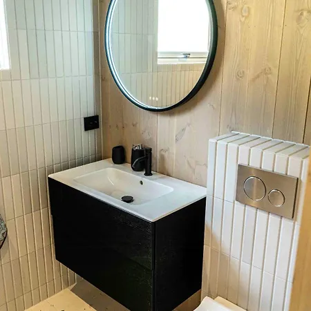 Near-sea Boat House With Panoramic Views *